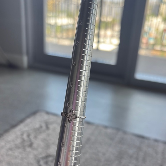 Silver Ring with intricate flower like design with gemstones minimalist - Picture 3 of 12